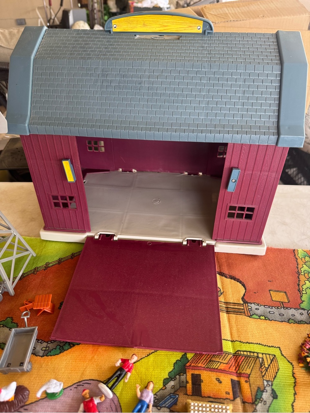1996 Playset with Red Barn and Farm Animals - Kids Toys - Picture 5 of 8